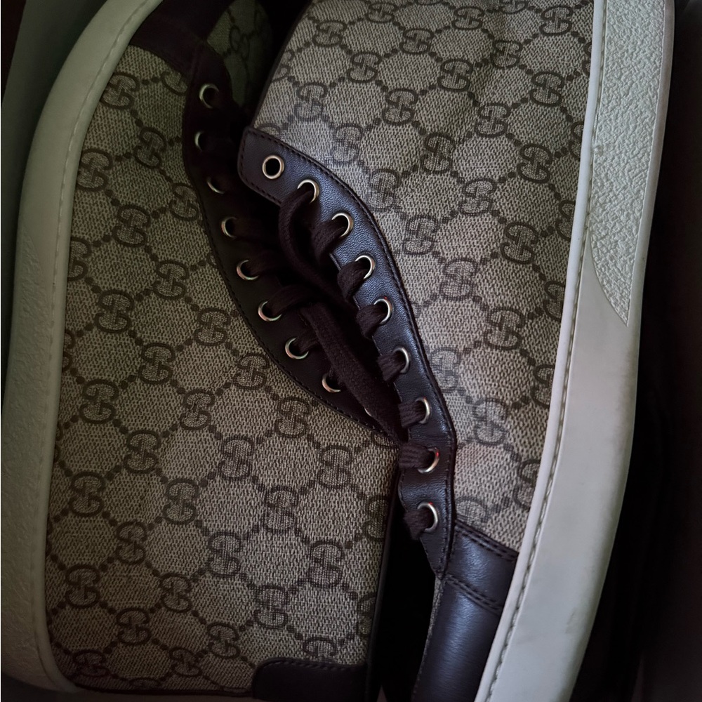 Gucci authentic sneakers mint condition box dust bag included